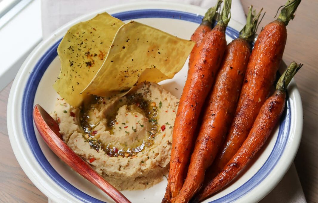 Za’atar Hummus met Geroosterde Kruidige Wortels & Crispy Munt Wontonchips