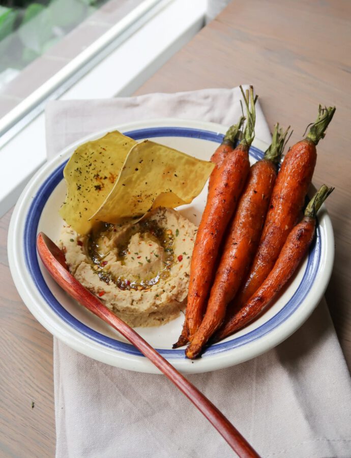 Za’atar Hummus met Geroosterde Kruidige Wortels & Crispy Munt Wontonchips