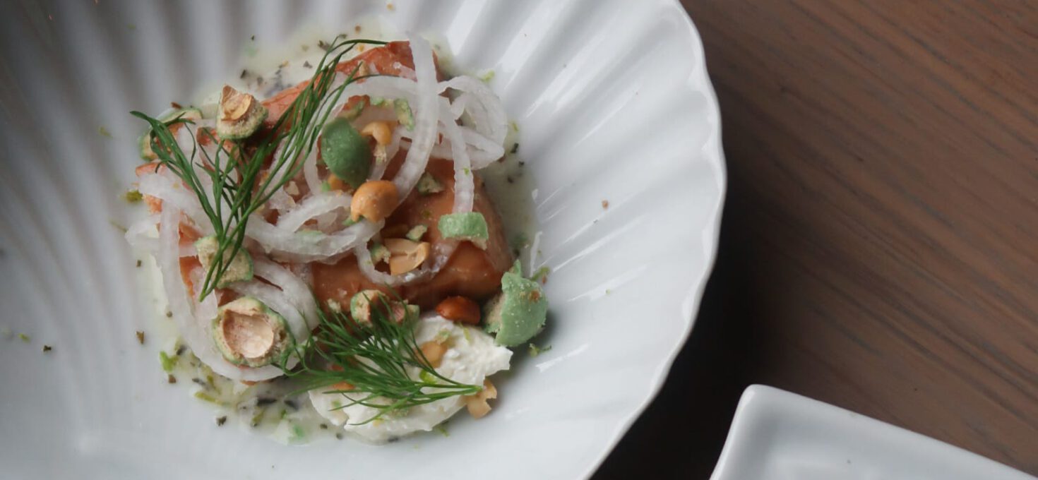 Zalmmoot in Limoensaus met Knolraap, Wasabi Crunch Nootjes en Crème Fraîche