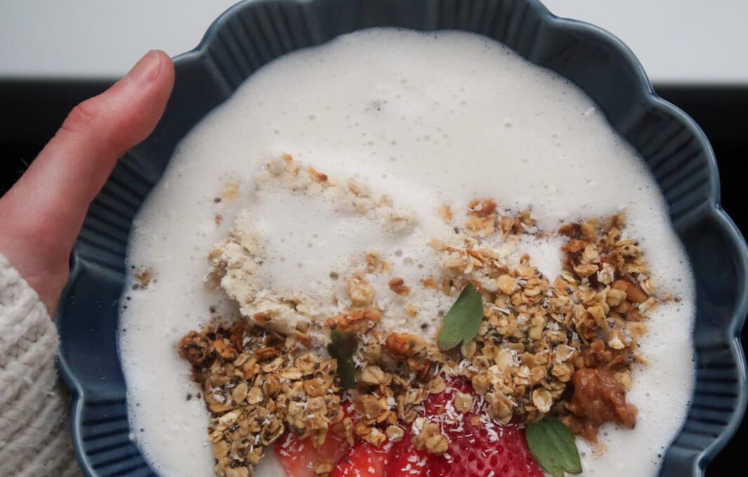 Kokos Baked Oats met Gestoomde Melk, Maple Hazelnoot Granola & Aardbei