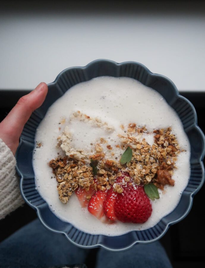 Kokos Baked Oats met Gestoomde Melk, Maple Hazelnoot Granola & Aardbei