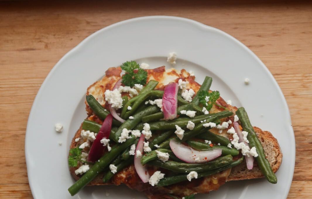 Crispy Feta Spiegelei met Ingelegde Rode Ui, Gebakken Sperziebonen & Honing op Toast