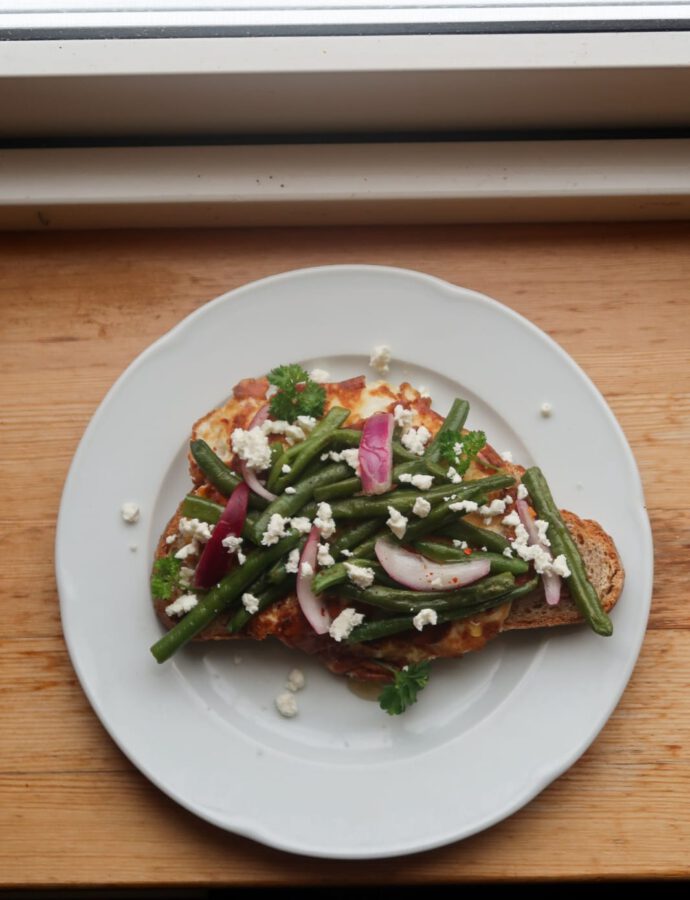 Crispy Feta Spiegelei met Ingelegde Rode Ui, Gebakken Sperziebonen & Honing op Toast