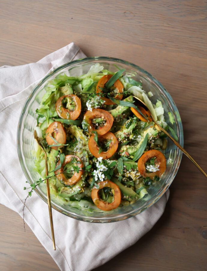 Salade met Avocado gedipt in Pistachenootjes, Loquat Vrucht & Limoen Tijm Vinaigrette