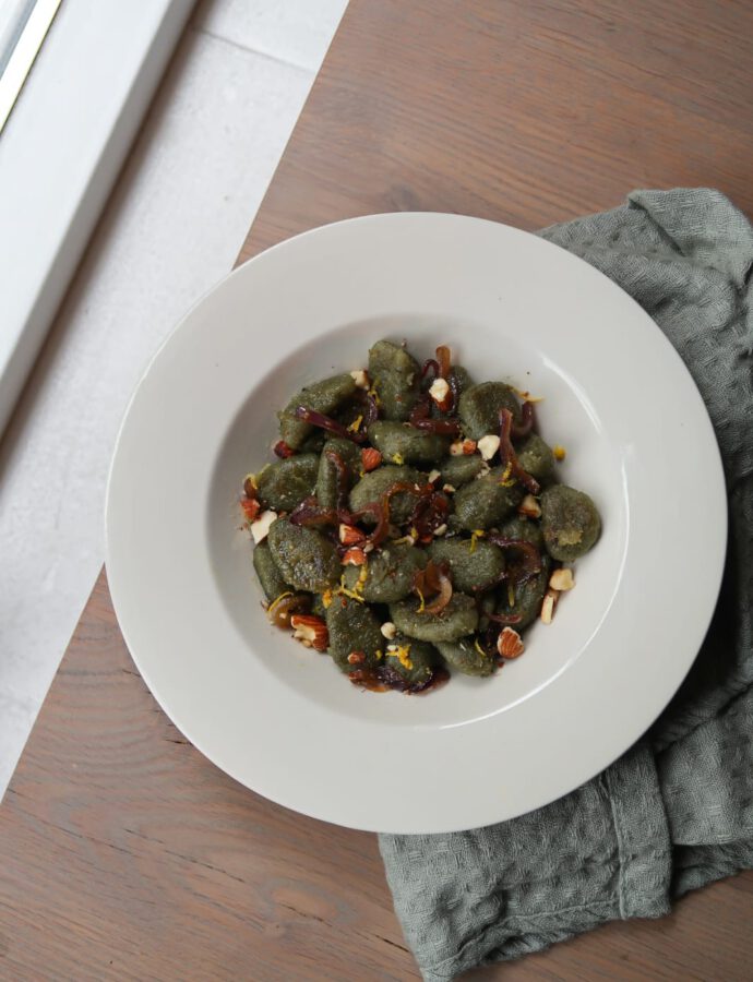 Spinazie Gnocchi met Vegan Citroenboter, Gekarameliseerde Ui & Geroosterde Amandel