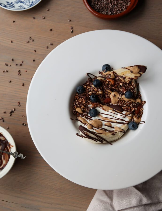 Gezonde Yoghurt Bananensplit met Cacao Amandel Granola, Pure Chocolade Drizzle & Pindakaas