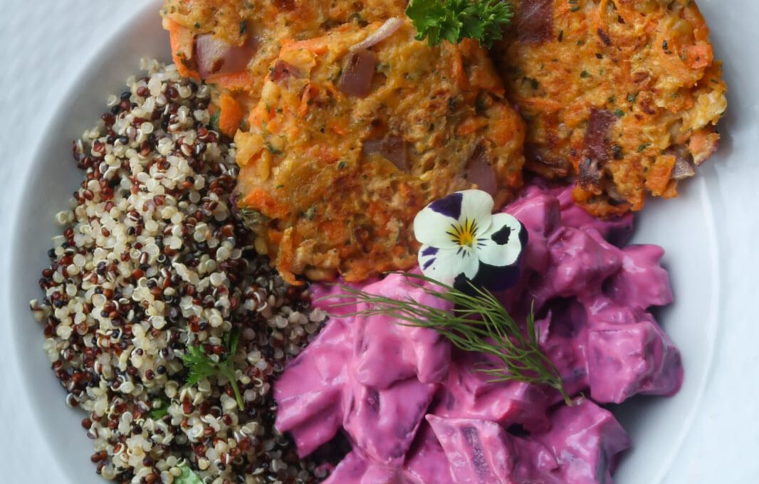 Wortel Kikkererwten Fritters, Zweedse Bietensalade in Geitenyoghurt en Quinoa Bowl