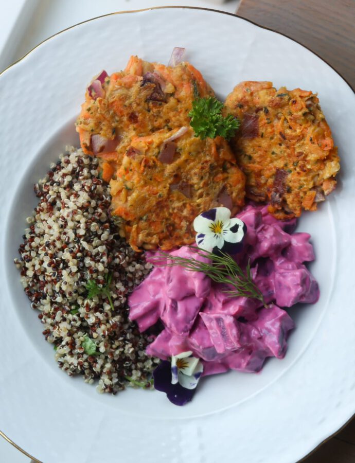 Wortel Kikkererwten Fritters, Zweedse Bietensalade in Geitenyoghurt en Quinoa Bowl