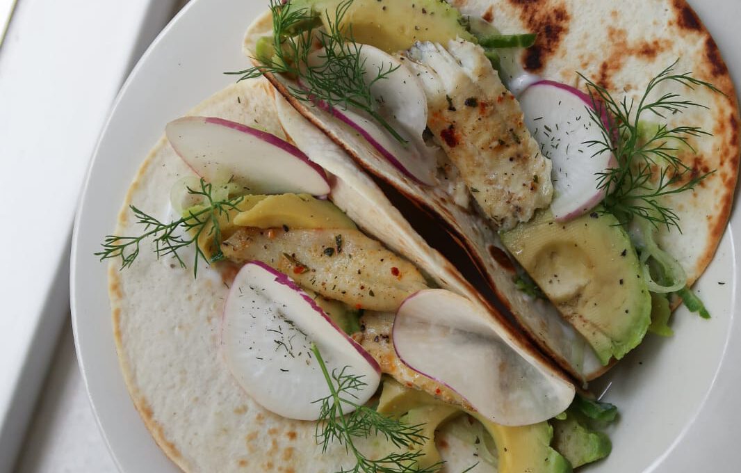 Gegrilde Scholfilet Taco’s met Radijs, Avocado & Limoen Yoghurt Dressing