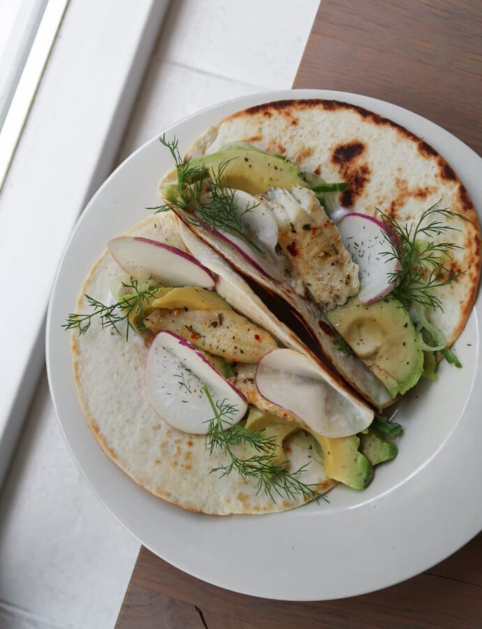 Gegrilde Scholfilet Taco’s met Radijs, Avocado & Limoen Yoghurt Dressing