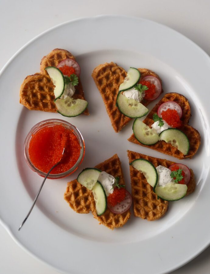 Zoete Aardappel Eierwafels met Vegan Sour Cream & Zeewier Kaviaar