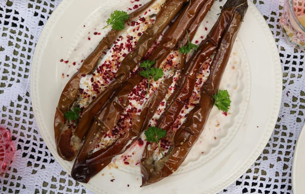 Gepofte Aubergine met Tahini Sumak Yoghurt & Sesam