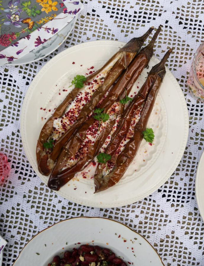 Gepofte Aubergine met Tahini Sumak Yoghurt & Sesam