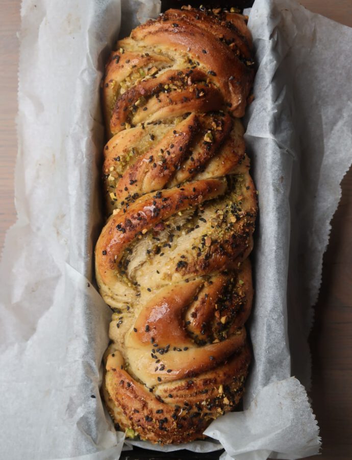 Pistache Babka met Zwart Sesamzaad