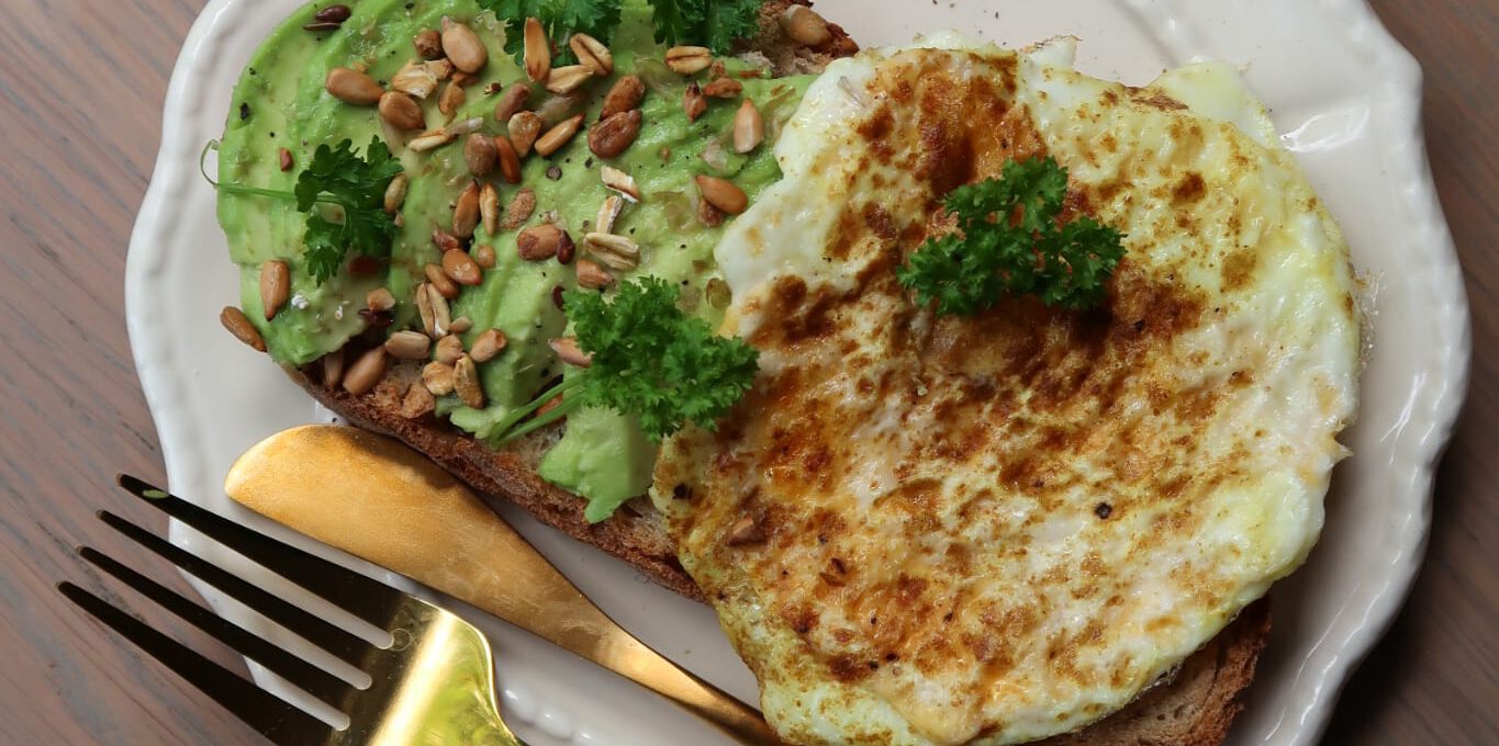 Avocado Toast met Gebakken Komijn Ei & Zonnebloempitten