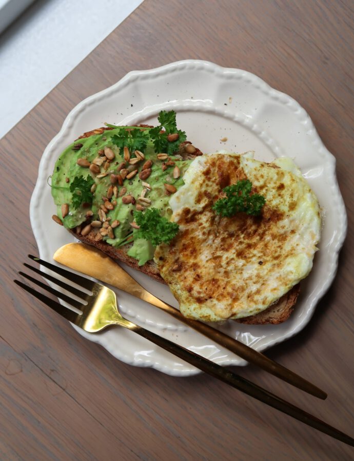 Avocado Toast met Gebakken Komijn Ei & Zonnebloempitten