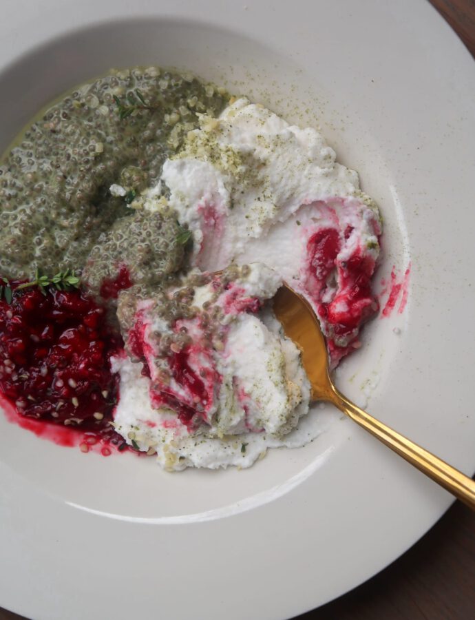 Matcha Chiapudding Yoghurt Bowl met Frambozen Compote