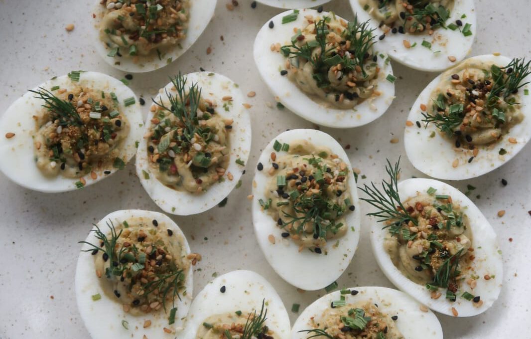 Gevulde Avocado Siracha Eieren met Furikake