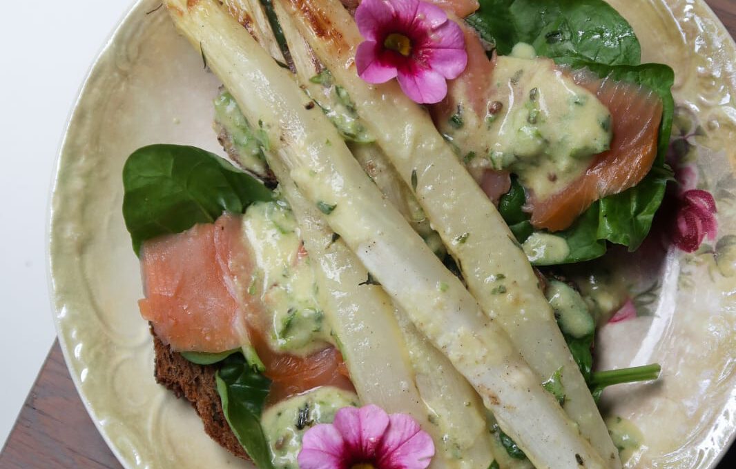 Geroosterde Asperge Toast met Gerookte Zalm & Kruiden Vinaigrette