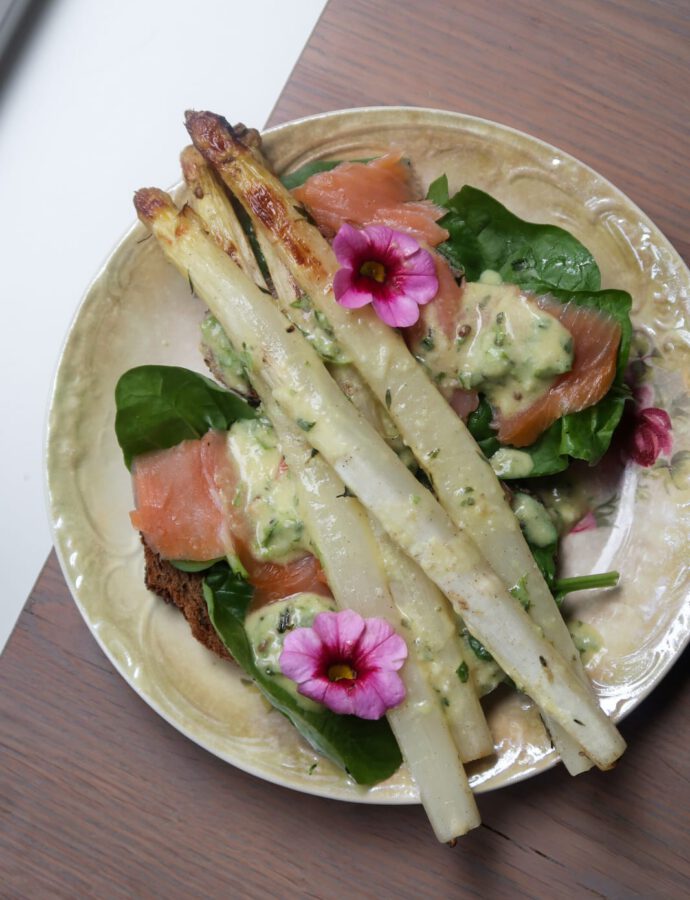 Geroosterde Asperge Toast met Gerookte Zalm & Kruiden Vinaigrette