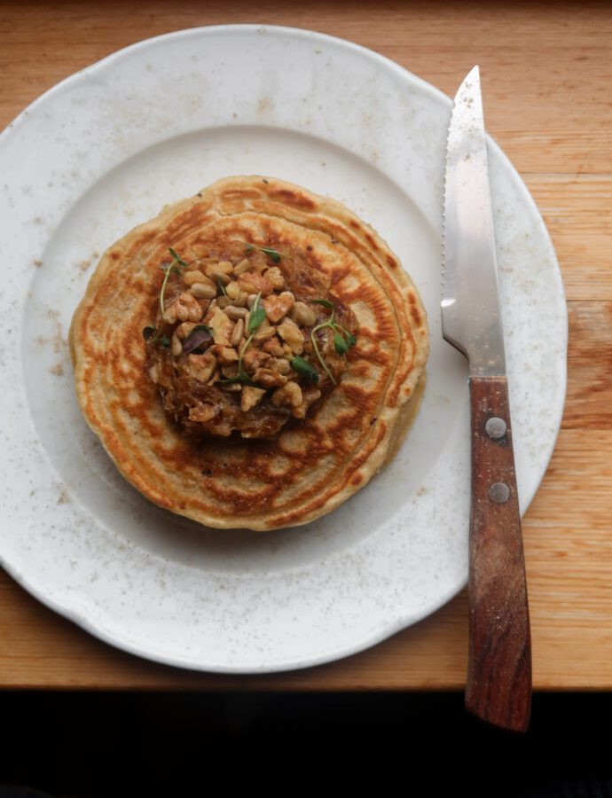 Rogge Pannenkoekjes met Zelfgemaakte Dadelboter & Kardemom Walnoot-Zonnebloem Topping