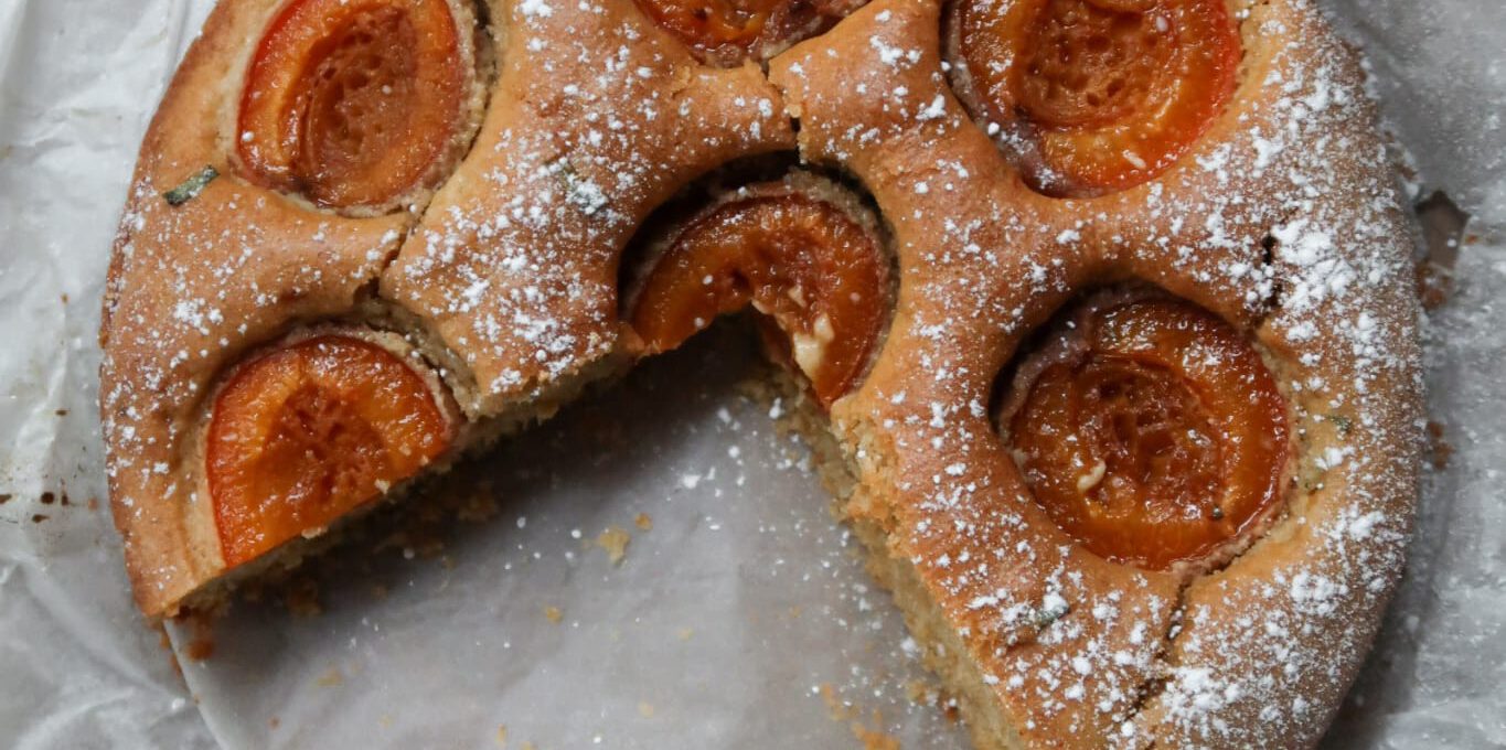 Olijfolie Abrikozencake met Rozemarijn, Dadelkaramel & Gezouten Pinda’s