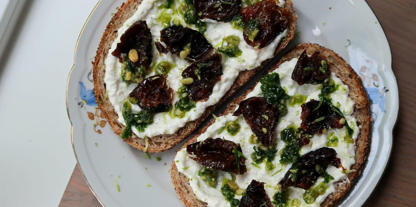 Whipped Cottage Cheese Toast met Gedroogde Pruim, Limoenrasp & Peterselie Pesto