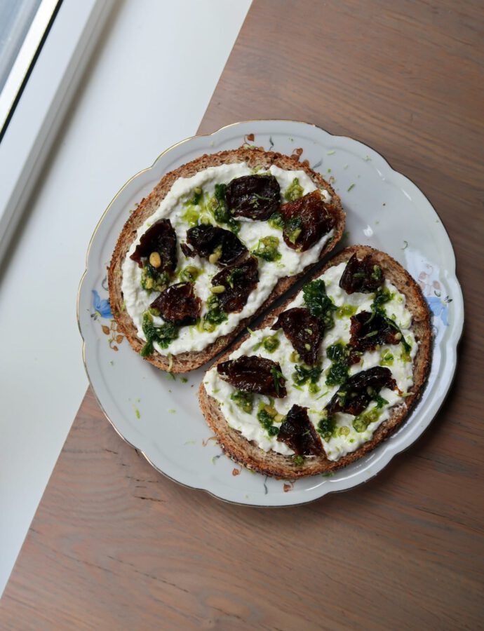 Whipped Cottage Cheese Toast met Gedroogde Pruim, Limoenrasp & Peterselie Pesto