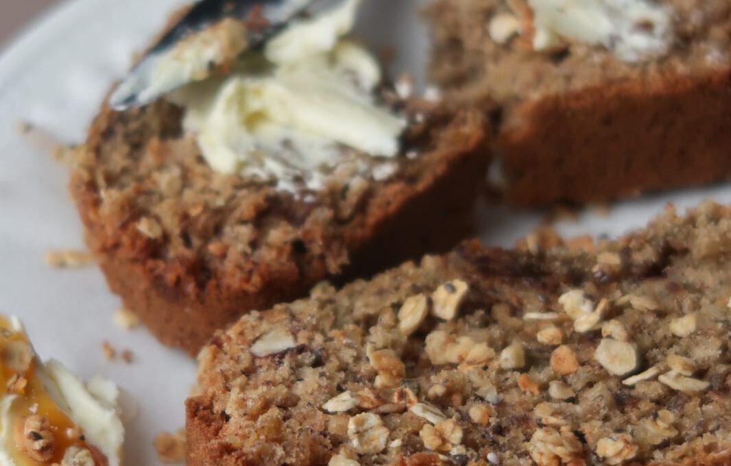 Haver Spelt Bananenbrood met Dadel, Hennepzaad & Pecannoten