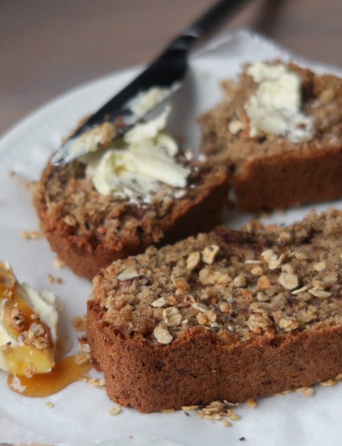 Haver Spelt Bananenbrood met Dadel, Hennepzaad & Pecannoten