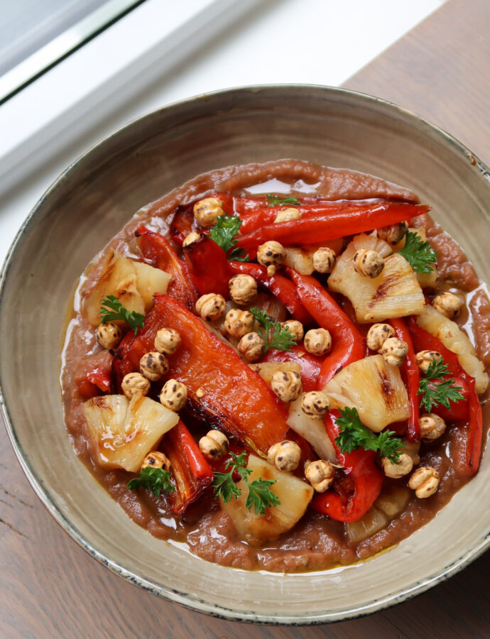 Tomaten-Aubergine Saus met Gochugaru Paprika, Gegrilde Ananas & Crispy Kikkererwten