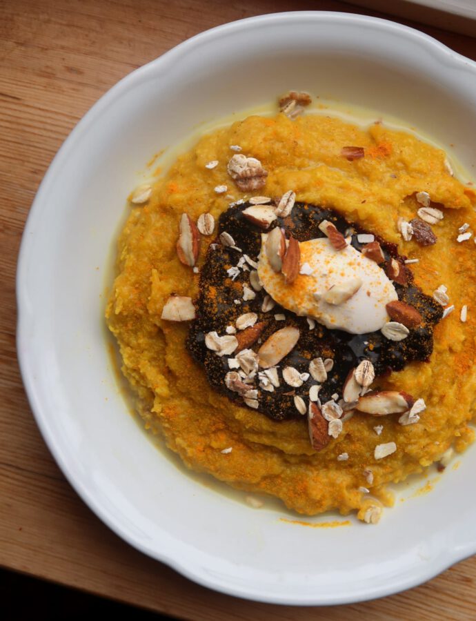 Polenta Porridge in Golden Milk met Blauwe Bessen Compote & Getoaste Nootmuskaat Amandel Muesli