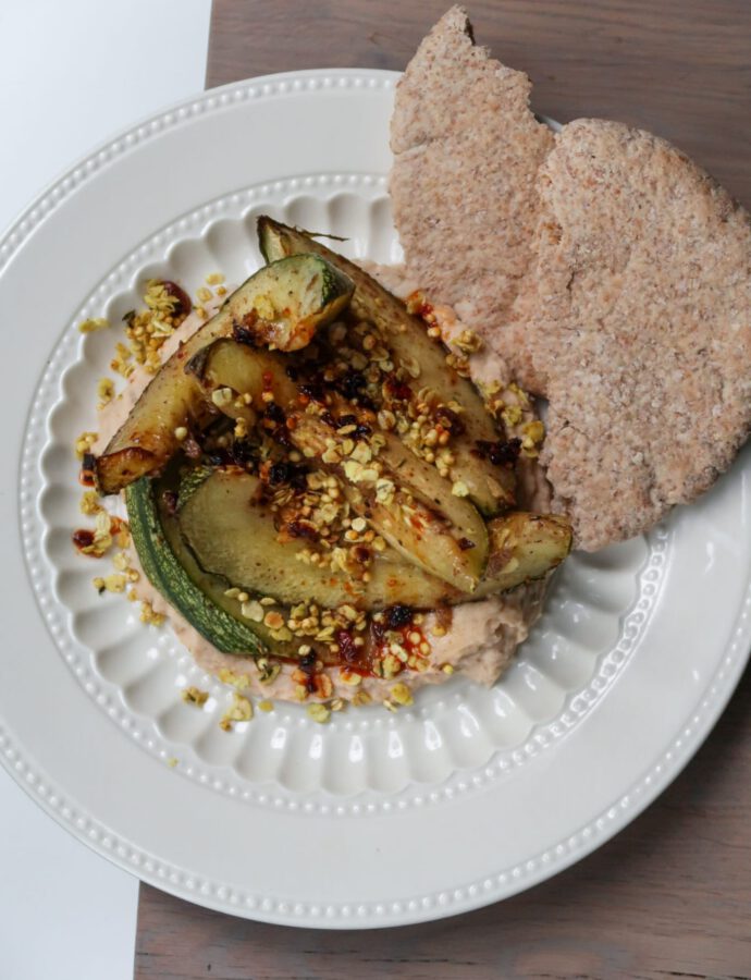 Geroosterde Courgette-Pompoen op Witte Bonen Crème met Kerrie Granola & Crispy Chiliolie