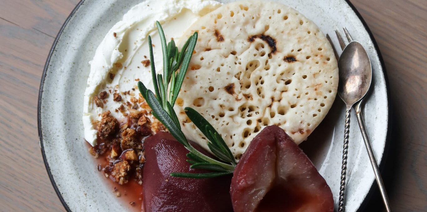 Crumpets met Stoofpeertjes in Glühwein & Crème Fraîche