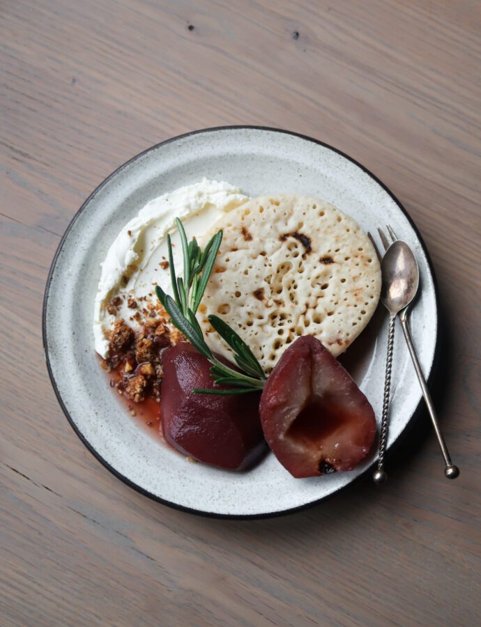 Crumpets met Stoofpeertjes in Glühwein & Crème Fraîche