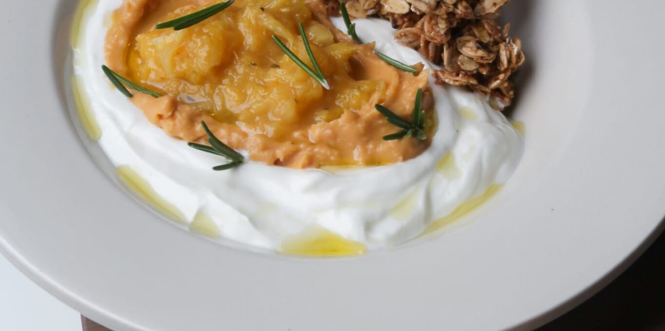 Yoghurt Bowl met Kaya, Sinaasappel-Rozemarijn Confituur & Hazelnoot Cornflake Granola