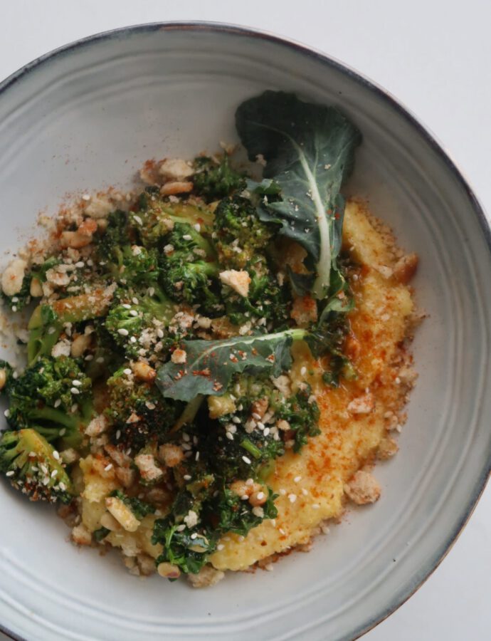 Romige Polenta met Gewokte Broccoli, Mandarijn Broccoliblad Salsa & Broodkruim