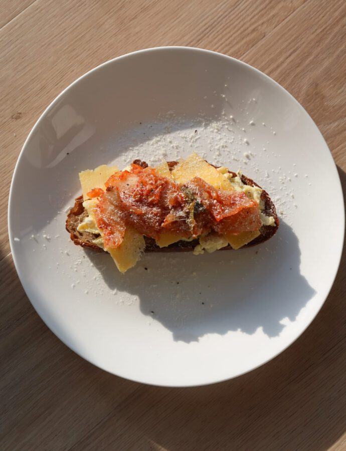 Kimchi Toast met Oude Kaas & Roerei