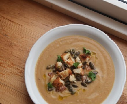 Kruidige Bloemkool Butterbean Soep met Knoflook Zuurdesem Croutons, Gedroogde Abrikoos & Pompoenpitten