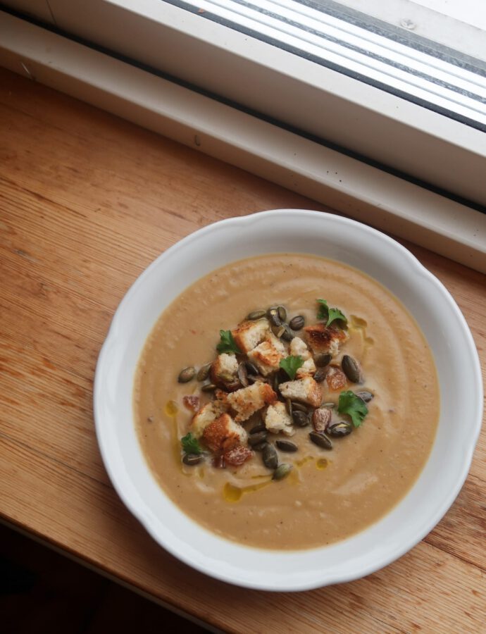 Kruidige Bloemkool Butterbean Soep met Knoflook Zuurdesem Croutons, Gedroogde Abrikoos & Pompoenpitten